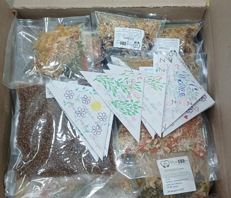 Домашней едой из пакетов кормят бойцов СВО новосибирцы