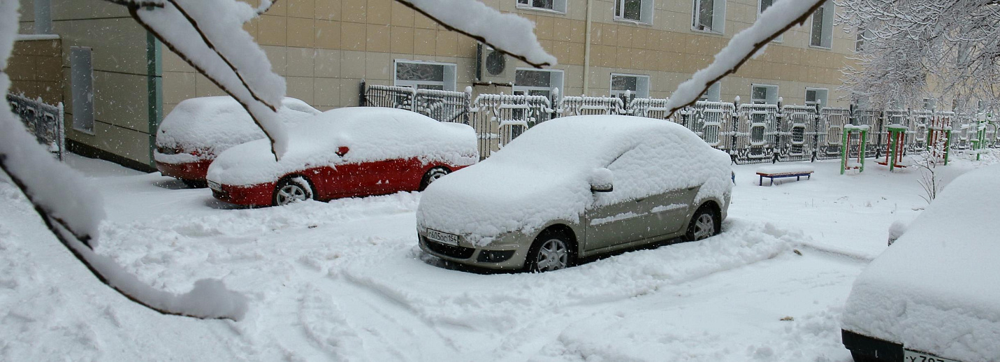 Потепление до 5. Много снега. Выпало много снега. Снегопад тепло. Фото кучи снега сугроба.