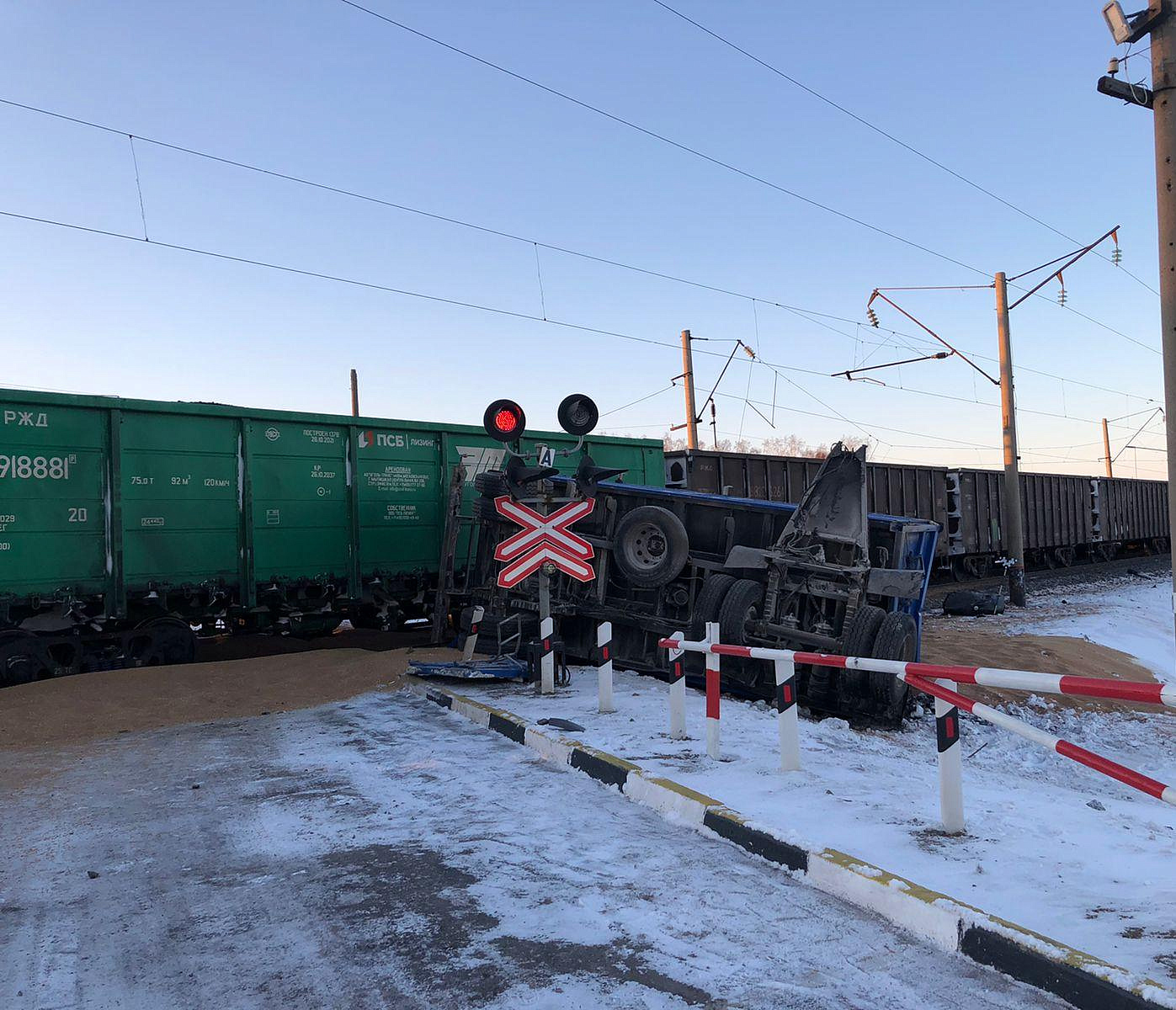 Водитель КамАЗа погиб с ДТП с товарным поездом под Новосибирском