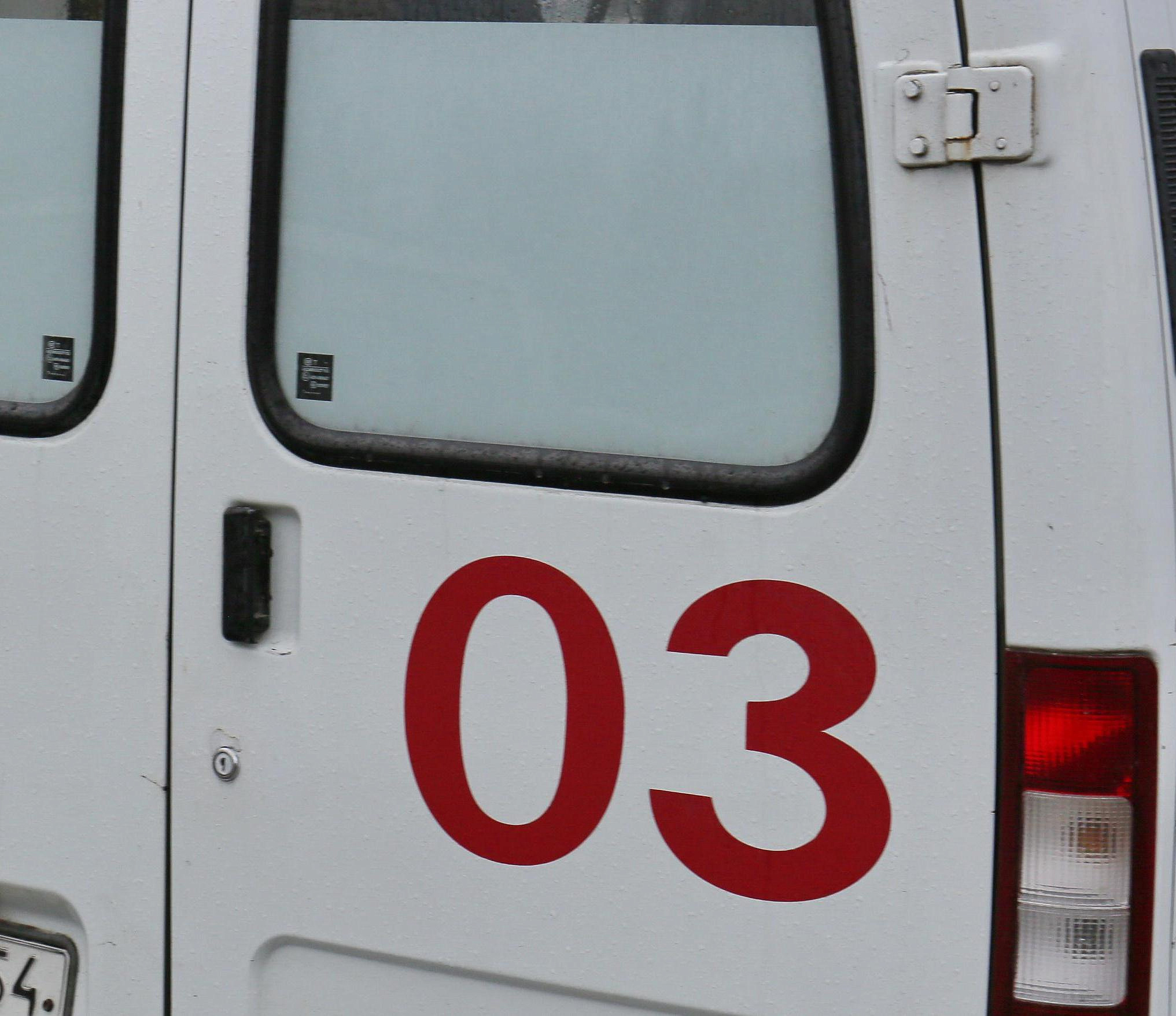 «Лада» врезалась в опору ЛЭП под Новосибирском