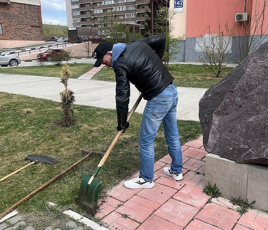 Жители Акатуйского навели чистоту возле памятного камня Виктору Усу