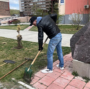 Жители Акатуйского навели чистоту возле памятного камня Виктору Усу