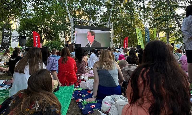 Новый сезон «Кино на траве» с бесплатными фильмами открыли в Новосибирске
