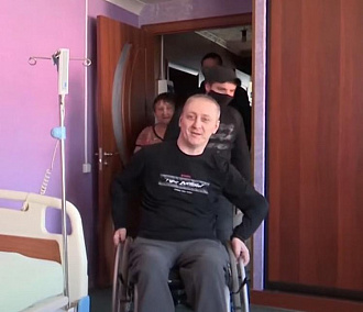 15 кресел-колясок подарили общественники новосибирским инвалидам