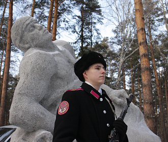 Годовщину захоронения праха неизвестного солдата отметили в Новосибирске