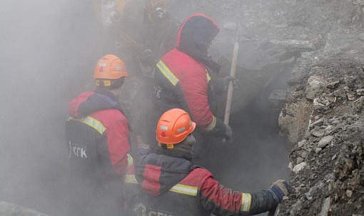 Бригады СГК ищут дефект теплосети на улице Связистов в Новосибирске