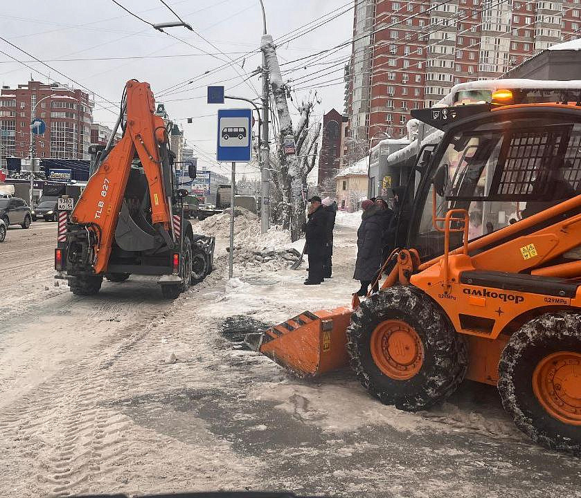 Как убирают снег на улицах Новосибирска: отчёт из 10 районов