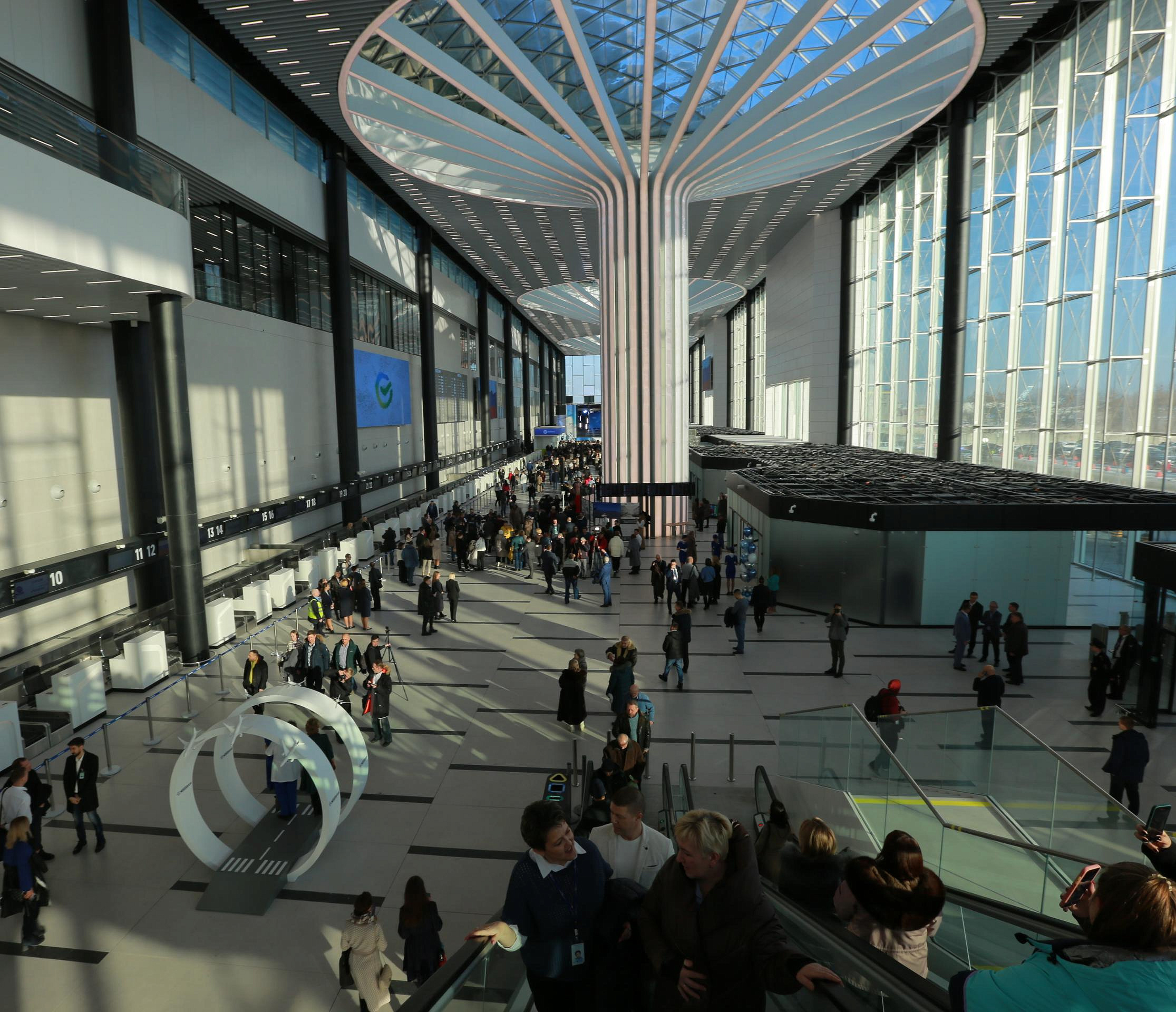 Мужчина с рогами не прошёл контроль в новосибирском аэропорту