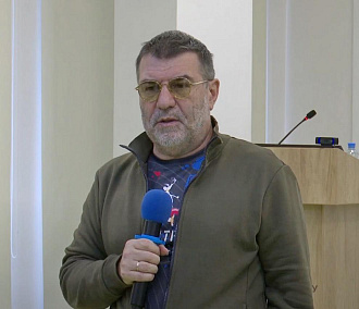 Евгений Гришковец рассказал студентам НГАУ о кризисах и рок-н-ролле