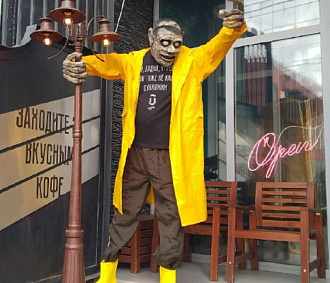 Статую зомби в жёлтом плаще установили на площади Ленина в Новосибирске
