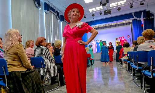 Время быть: дефиле-спектакль устроили модные пенсионерки из Новосибирска