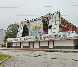 Новосибирскому кинотеатру «Космос» готовят хоккейное будущее