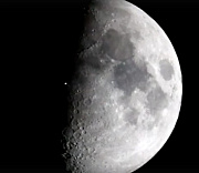 Новосибирский фотограф снял полёт МКС мимо Луны