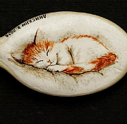 Новосибирец сделал рисунки акварелью на тыквенных семечках: фото