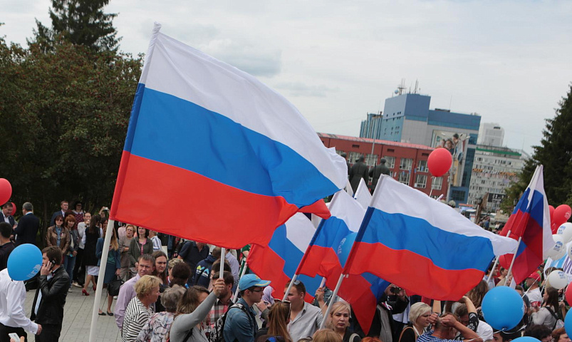 Мэр Кудрявцев поздравляет новосибирцев с Днём государственного флага
