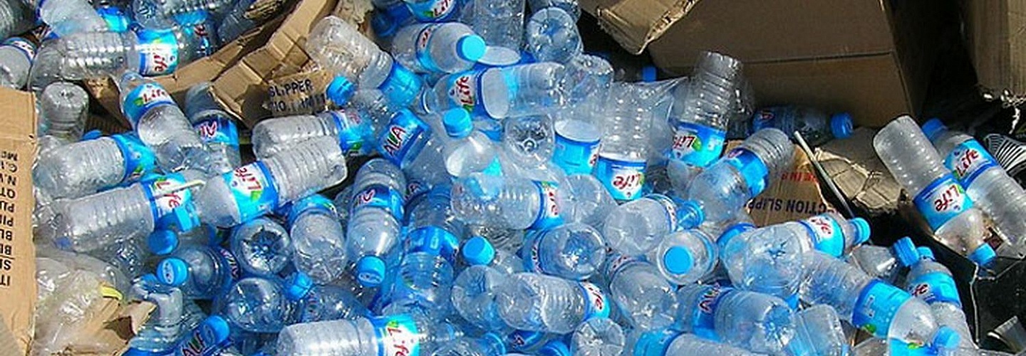 Где сдать пластиковые бутылки в москве. Гора пластиковых бутылок. Переработка пластиковых бутылок. Пластиковая бутылка американская. Пластиковые бутылки на витрине.