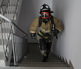 520 ступеней вверх: пожарные бросили вызов новосибирской высотке