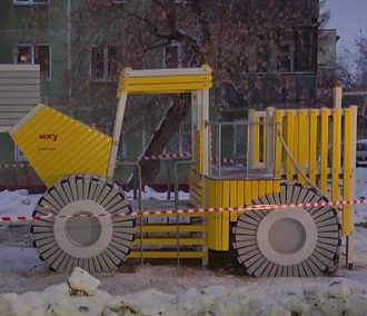 Оригинальный городок-трактор установили в новосибирском дворе