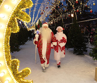Деды Морозы со всей России прошли парадом по центру Новосибирска
