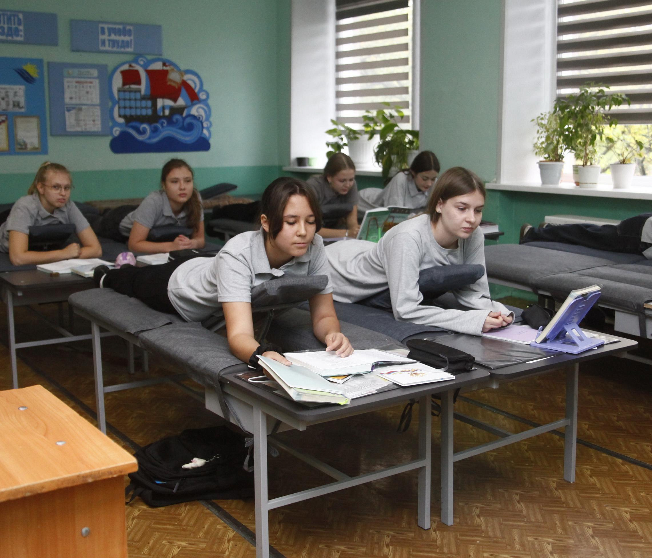Ложись, пять: фоторепортаж из новосибирской школы для детей со сколиозом
