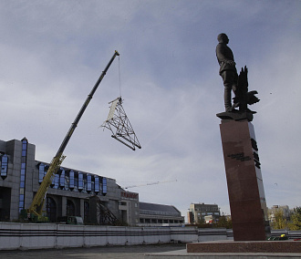 Огромный рекламный щит убирают с ДК «Сибсельмаш» на площади Маркса