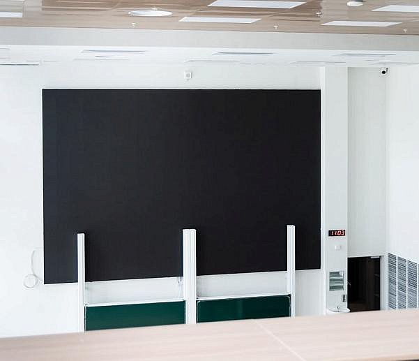 Гигантские LED-экраны установили в аудиториях нового корпуса НГУ