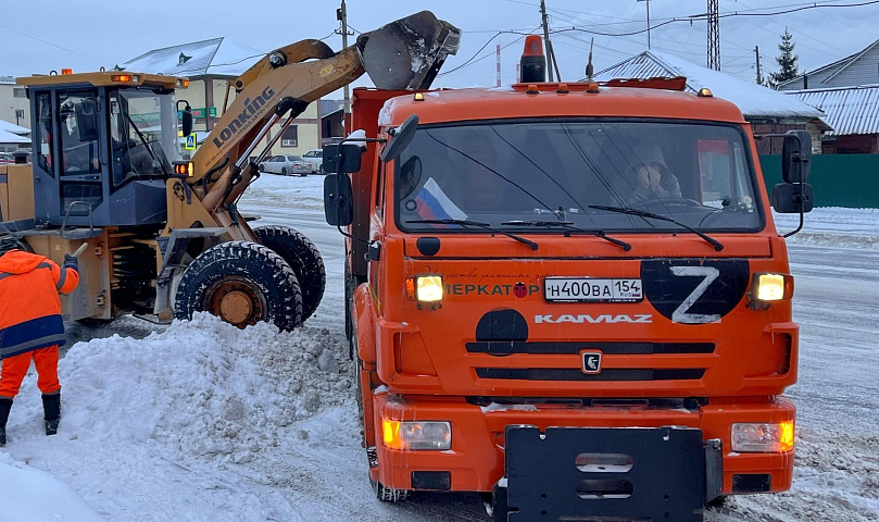 «Терпим и работаем»: снегопад держит в тонусе новосибирских дорожников