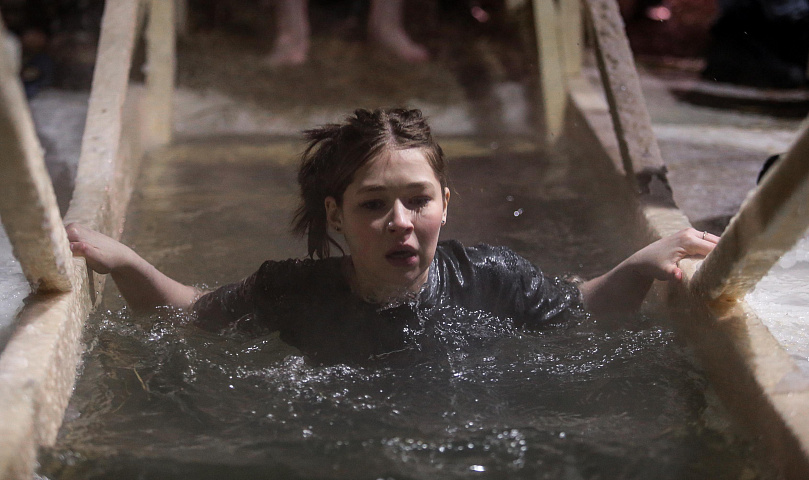 Сотни морозоустойчивых новосибирцев нырнули в купели на Крещение: 50 фото
