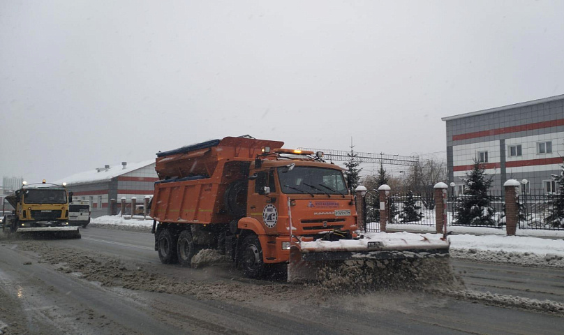 Город борется со снегом: фото с улиц Новосибирска 12 ноября