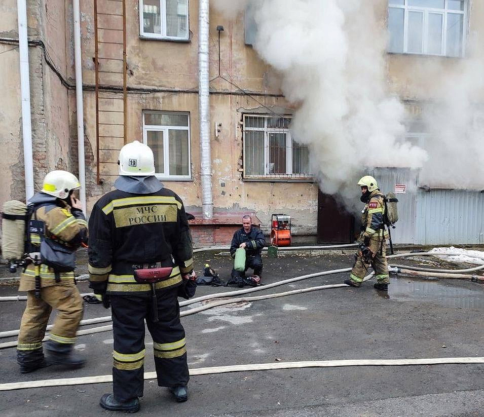 Здание с Центральным районным судом загорелось в Новосибирске
