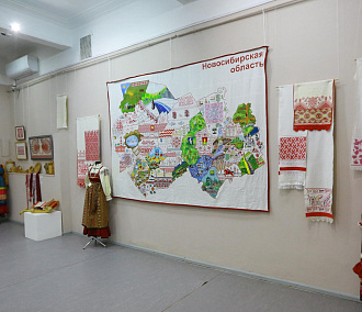 Вышитую карту Новосибирской области показали на выставке в НГХМ