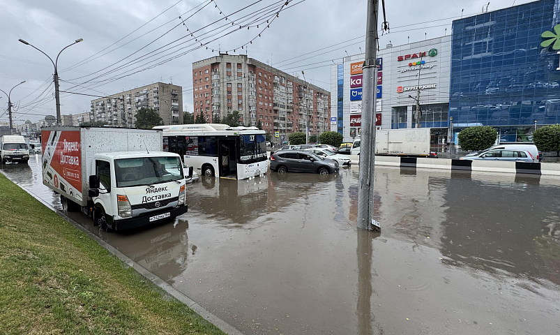 Последствия мощного ливня устраняют в Новосибирске