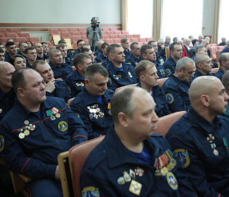 Отличившиеся спасатели МАСС получили награды от мэрии Новосибирска