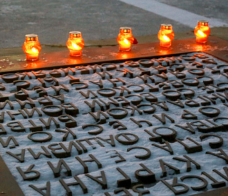 Свечи зажгли на Монументе Славы в память о Сталинградской битве