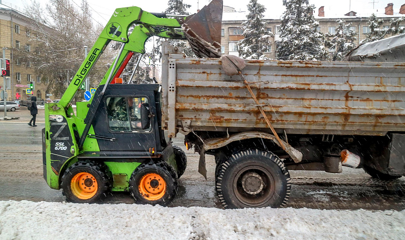 Больше 600 машин чистили Новосибирск от снега в минувшие сутки