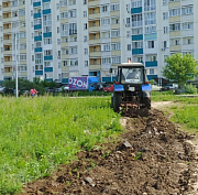 У полей с сухостоем в Кировке нарезают борозды для защиты от пожаров
