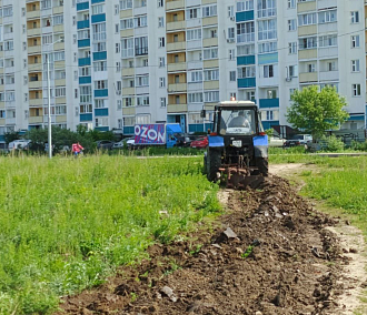 У полей с сухостоем в Кировке нарезают борозды для защиты от пожаров