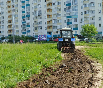 У полей с сухостоем в Кировке нарезают борозды для защиты от пожаров