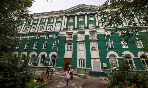 Эффектную сталинку с лепниной на Ватутина отремонтируют к осени