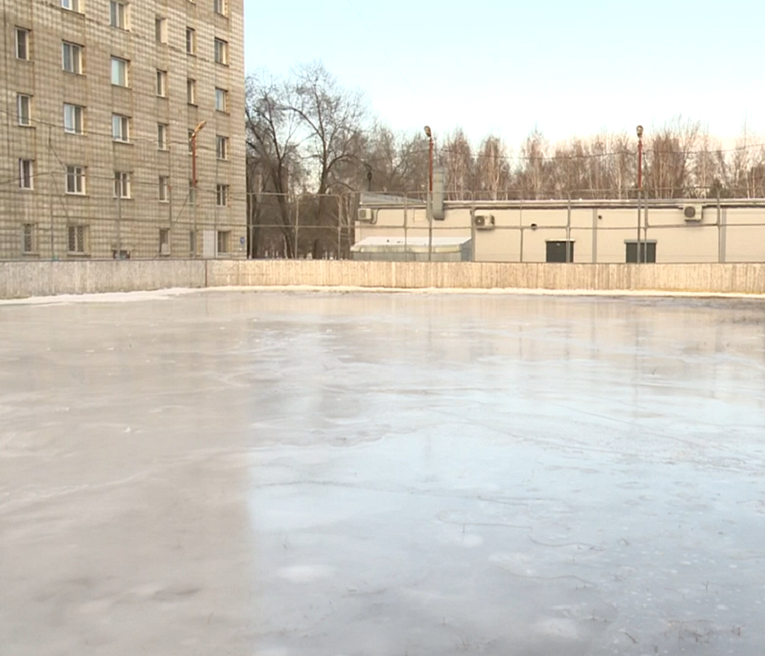 Хоккейную коробку в 36-й раз залили у дома на Сибиряков-Гвардейцев