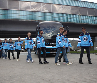 Мэр Кудрявцев посетил День болельщика хоккейной «Сибири»