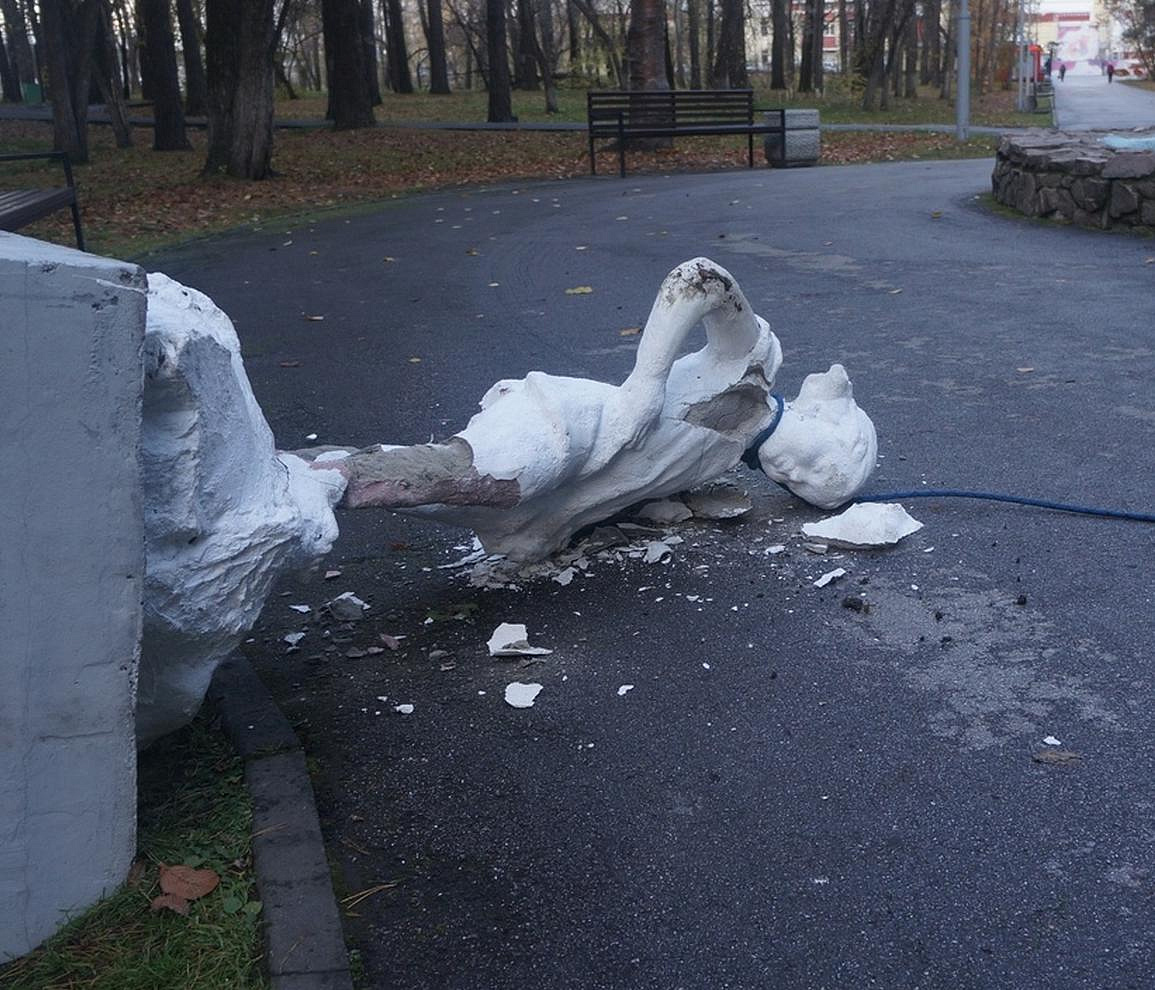 Вандалы разбили скульптуру девочки в Первомайском парке
