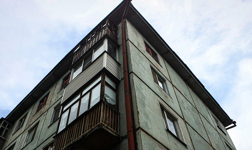 Половину семей расселили из ветхой пятиэтажной хрущёвки в Первомайке