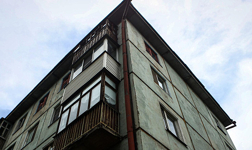 Половину семей расселили из ветхой пятиэтажной хрущёвки в Новосибирске