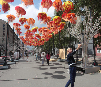 Зонтами, глициниями и снежинками украшают улицу Ленина к фестивалю цветов