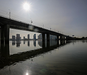 Моторная лодка врезалась в баржу у Димитровского моста — погибла женщина