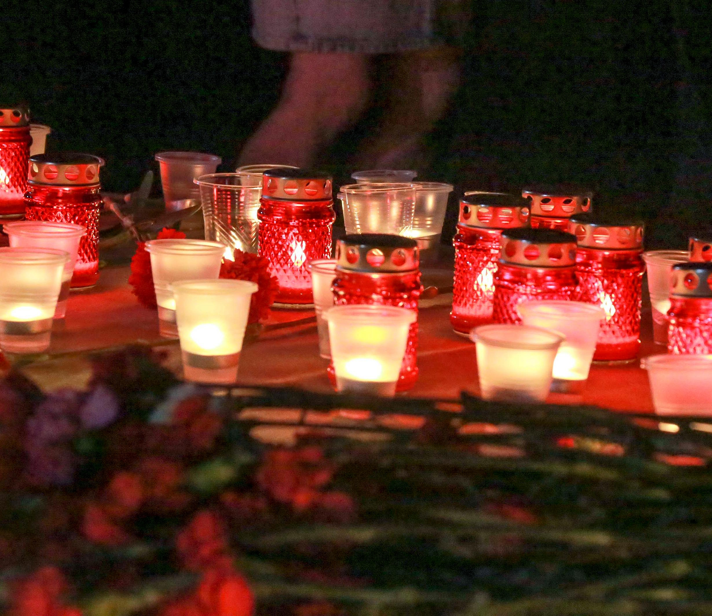 Помним, гордимся: сотни свечей зажгли новосибирцы у Монумента Славы