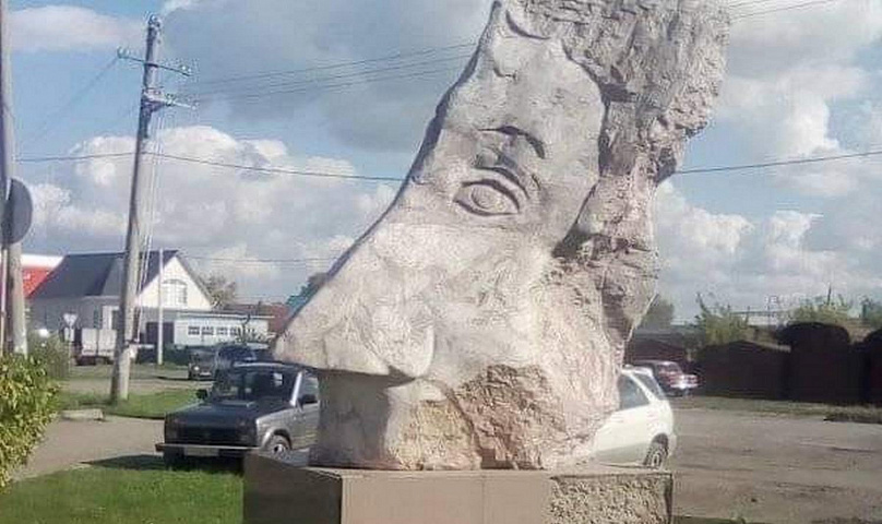 Самый странный памятник Пушкину нашли в Новосибирской области