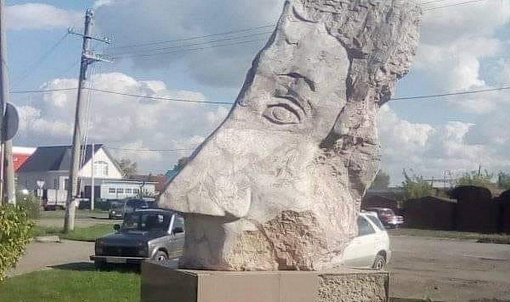 Самый странный памятник Пушкину нашли в Новосибирской области