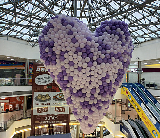 Гигантское сердце из 5000 воздушных шаров появилось в «Сибирском молле»